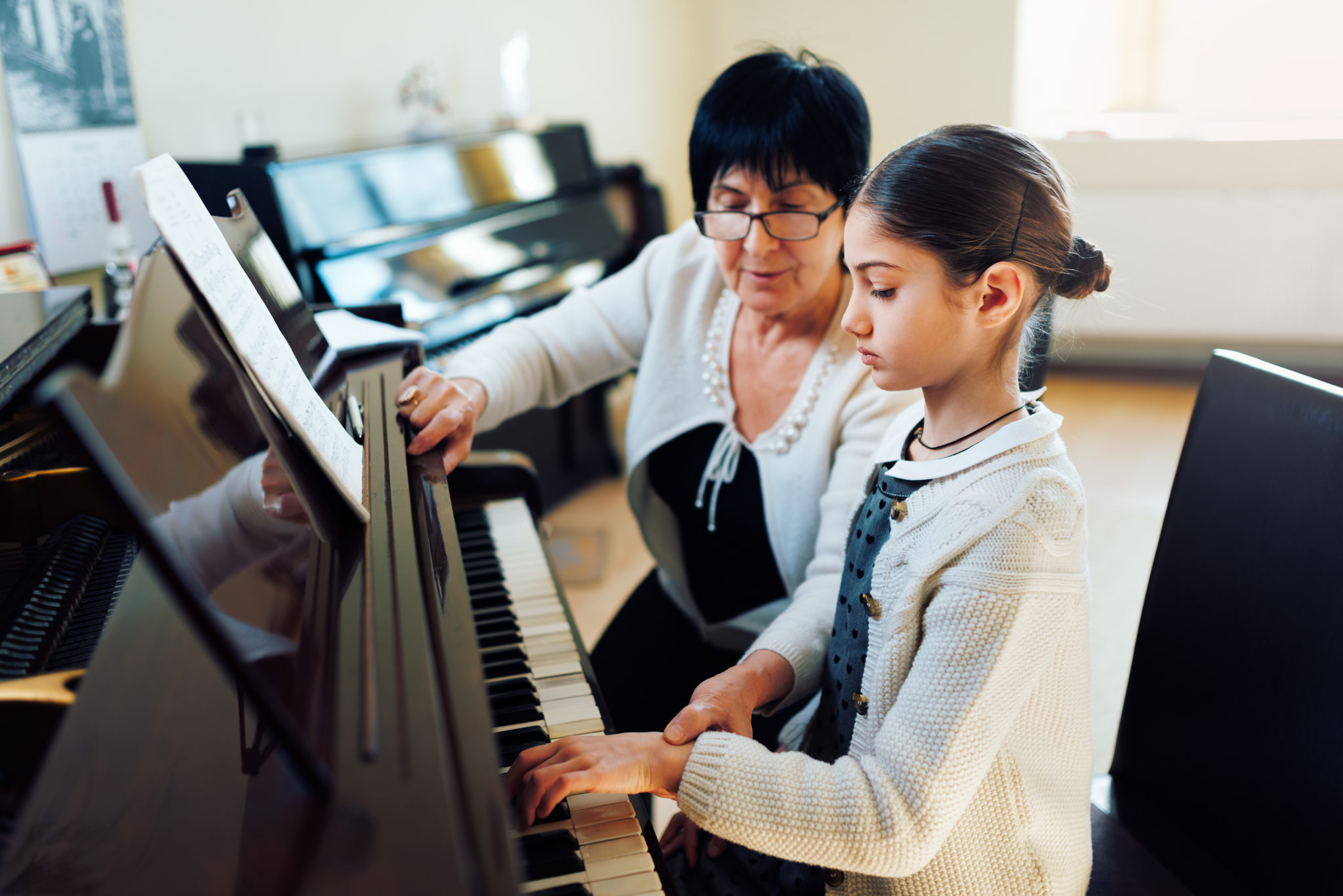 Can I Look At My Hands When Playing Piano? - Hoffman Academy Blog